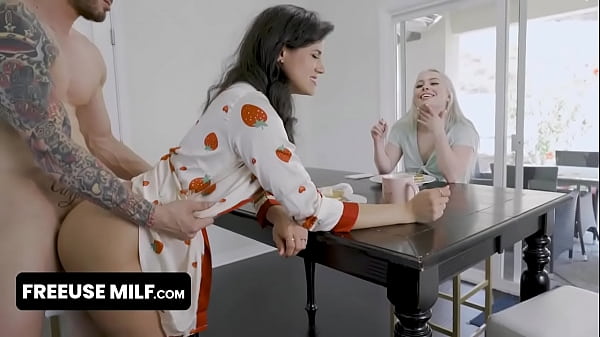 FreeUse Milf – Luscious Blonde Adolescente se mete a su paso El Freeuse Home de Tía y deja su pasoCousin Bang Her en todas partes