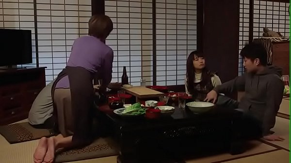 Coito sexual secreto con familia – Kururigi Aoi