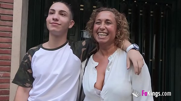 escándalo: la profesora inglesa se fosa a uno de so alumnos.