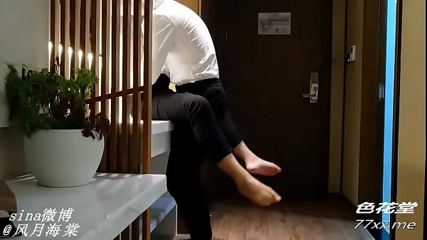 hermoso profesor con camisa blanca
